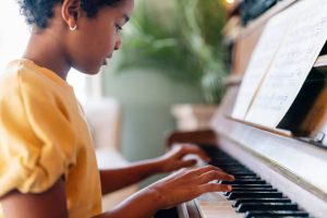 Image of a girl playing the piano.